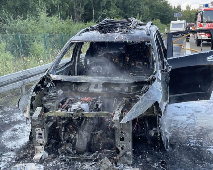 A7: Wohnwagen rechtzeitig abgekoppelt – PKW in Vollbrand
