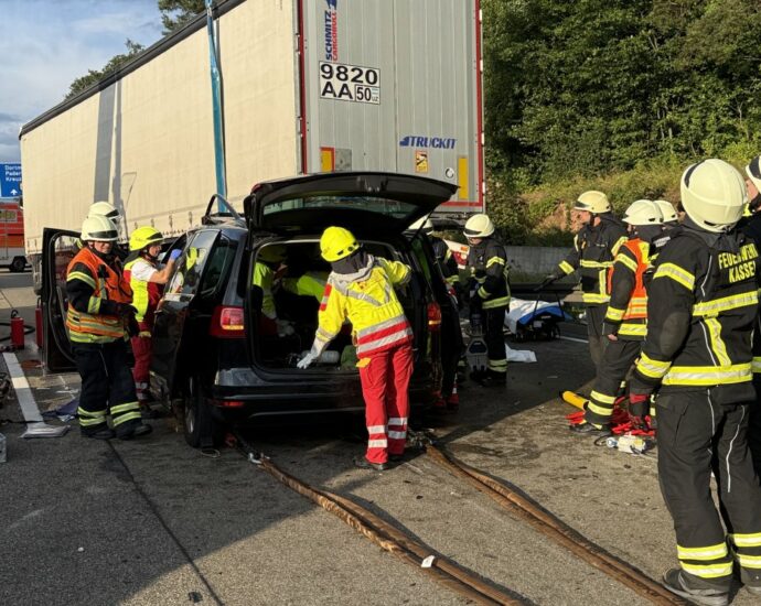 A7: Ungebremst unter LKW – Zwei Rettungshubschrauber im Einsatz