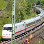 ICE kollidiert mit Bagger bei Gelnhausen – 650 Fahrgäste evakuiert