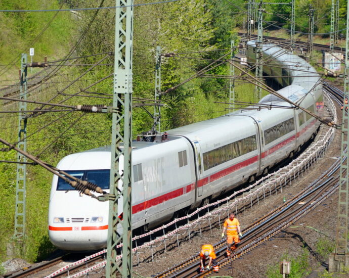 ICE kollidiert mit Bagger bei Gelnhausen – 650 Fahrgäste evakuiert
