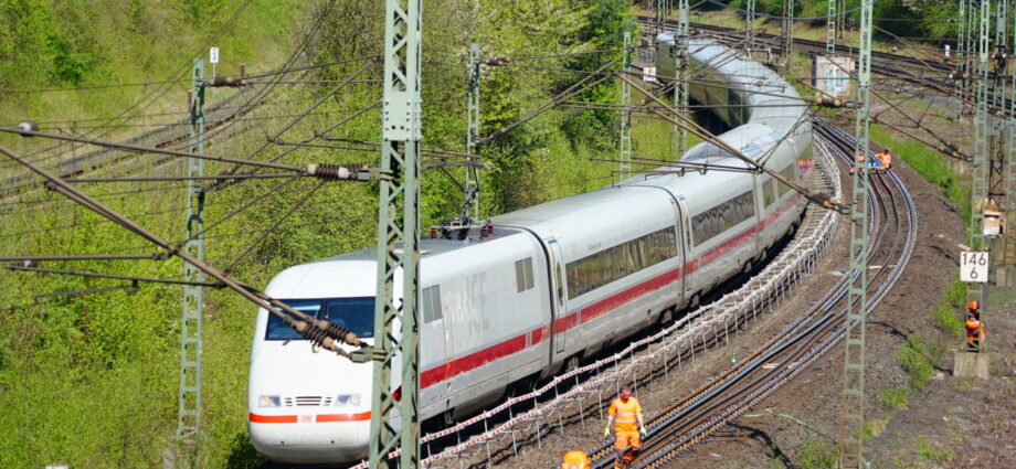 ICE kollidiert mit Bagger bei Gelnhausen – 650 Fahrgäste evakuiert