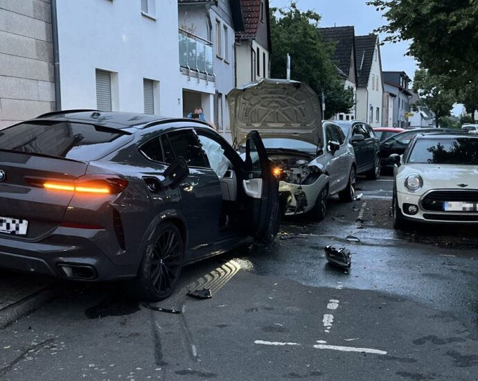 Unfall in Büdesheim: Auto schiebt ganze Fahrzeugreihe zusammen – 230.000 Euro Schaden