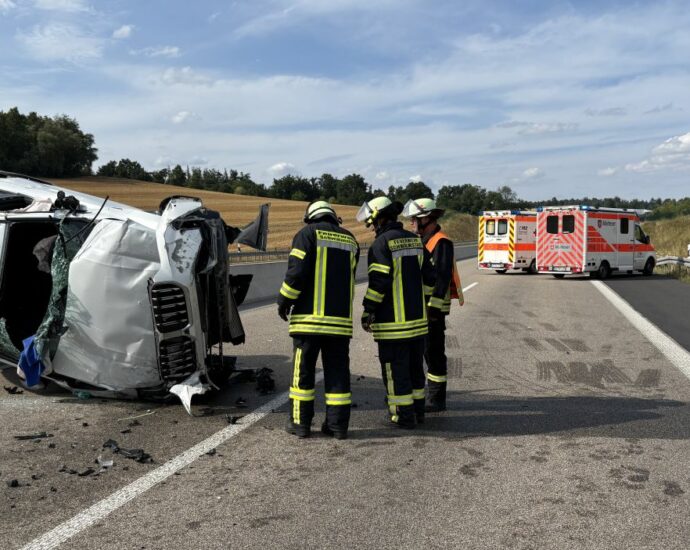 Auto überschlägt sich auf A49 – Ersthelfer retten zwei Verletzte aus Wrack