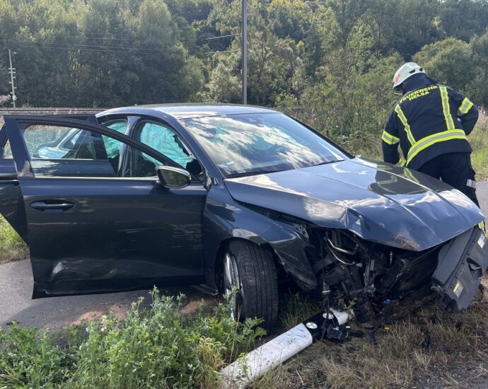 Helsa: Fahrerin nach Unfall leicht verletzt – Rettungshubschrauber im Einsatz Helsa: Fahrerin nach Unfall leicht verletzt – Rettungshubschrauber im Einsatz