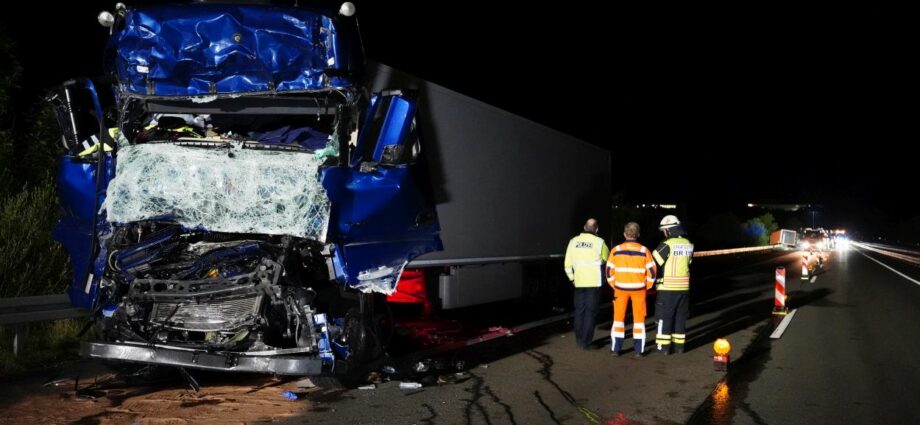 A44: Sattelzug kracht in Baustellenabsicherung – Fahrer schwer eingeklemmt
