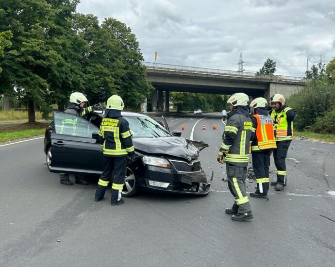 Kaufungen: Zwei Verletzte bei Frontalzusammenstoß – Feuerwehr im Einsatz Kaufungen: Zwei Verletzte bei Frontalzusammenstoß – Feuerwehr im Einsatz
