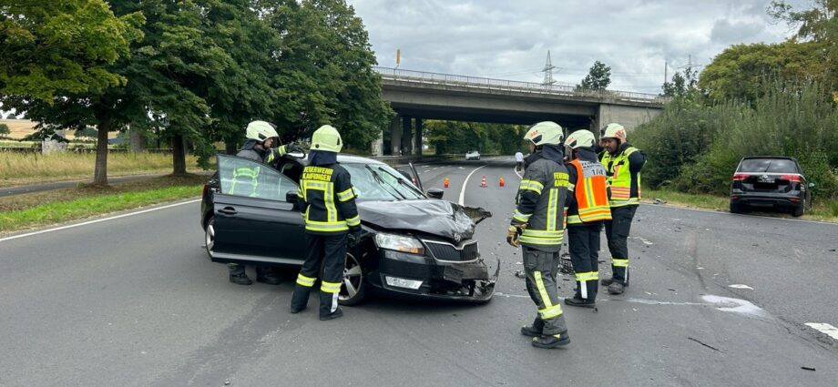 Kaufungen: Zwei Verletzte bei Frontalzusammenstoß – Feuerwehr im Einsatz