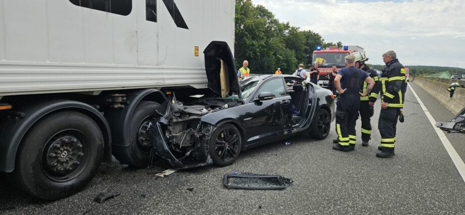 PKW unter LKW bei Guxhagen – Vier Verletzte auf der A7
