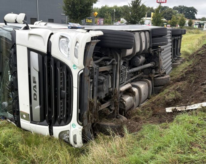 LKW rutsch in Graben und kippt bei Bischhausen um