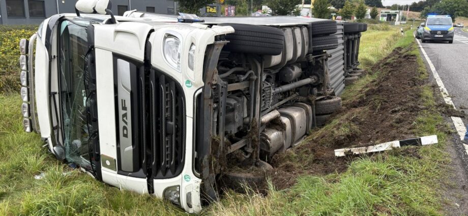 LKW rutsch in Graben und kippt bei Bischhausen um