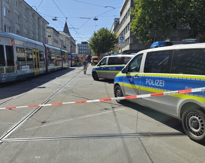 KS: Tödlicher Unfall zwischen Fußgängerin und Straßenbahn – Zeugen gesucht KS: Tödlicher Unfall zwischen Fußgängerin und Straßenbahn – Zeugen gesucht