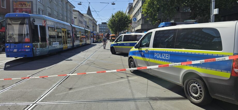 KS: Tödlicher Unfall zwischen Fußgängerin und Straßenbahn – Zeugen gesucht