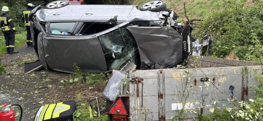 Fahrzeug stürzt nach Kollision bei Kleinenglis Hang hinunter