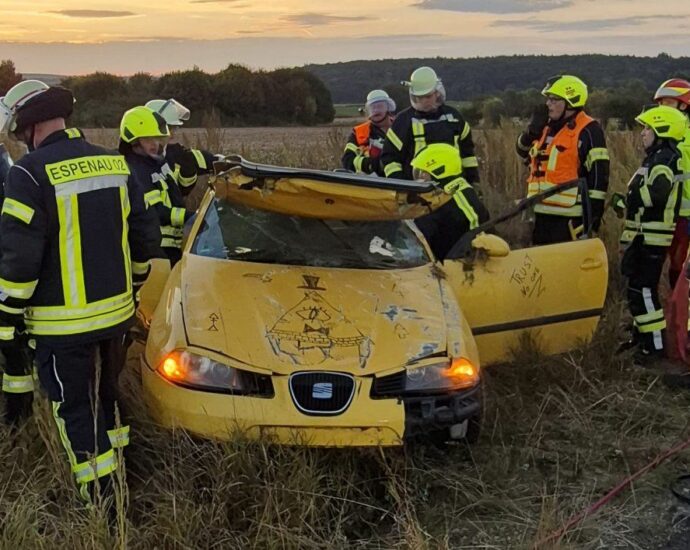 Feuerwehr befreit eingeschlossene Fahrerin nach Überschlag auf B7