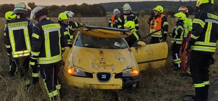 Feuerwehr befreit eingeschlossene Fahrerin nach Überschlag auf B7