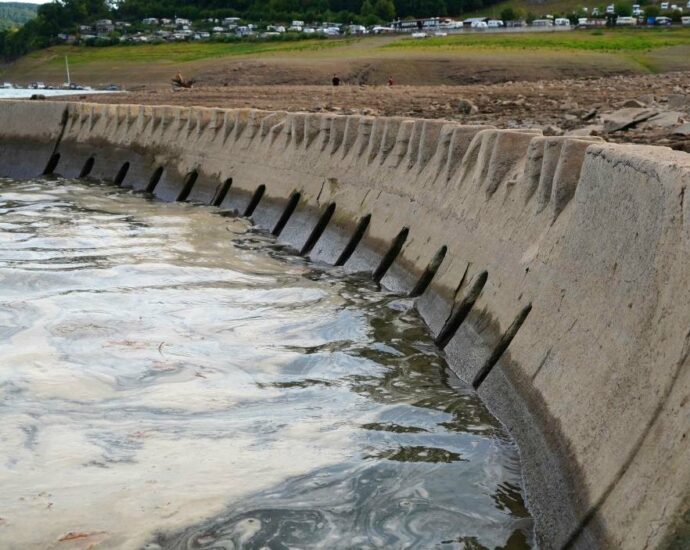 Edersee-Pegel sinkt weiter – Staumauermodell taucht auf Edersee-Pegel sinkt weiter – Staumauermodell taucht auf