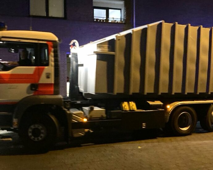 Schwelbrand in Papierpresse: Aufwendiger Feuerwehreinsatz im Frankfurt