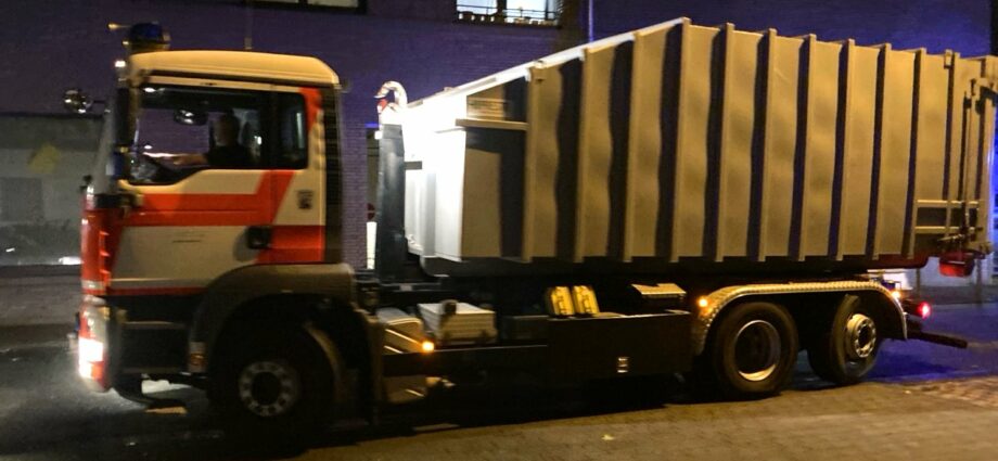 Schwelbrand in Papierpresse: Aufwendiger Feuerwehreinsatz im Frankfurt