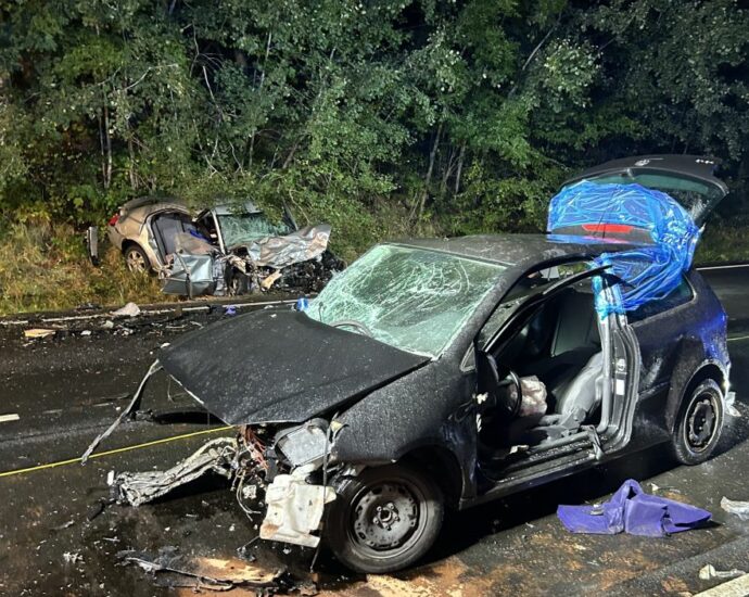 Vier Verletzte nach Frontalzusammenstoß auf B7 bei Helsa