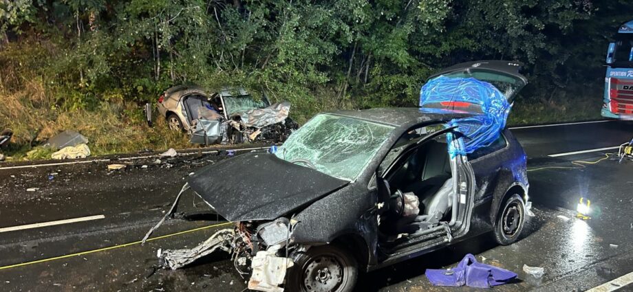 Vier Verletzte nach Frontalzusammenstoß auf B7 bei Helsa Vier Verletzte nach Frontalzusammenstoß auf B7 bei Helsa