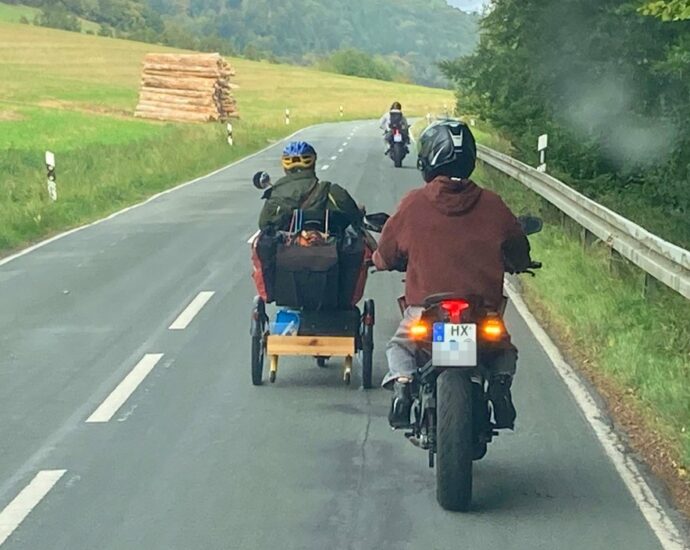 Motorrad-Duo wird zum Schutzengel für Senior auf Dreirad