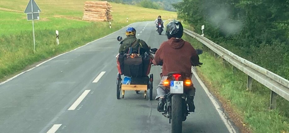 Motorrad-Duo wird zum Schutzengel für Senior auf Dreirad