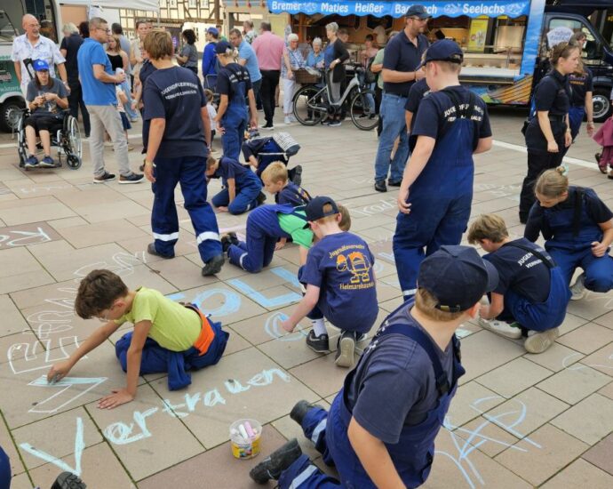 Feuerwehr-Flashmob auf dem Feierabendmarkt in Hofgeismar Feuerwehr-Flashmob auf dem Feierabendmarkt in Hofgeismar