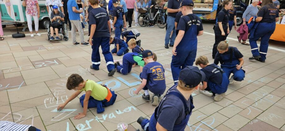 Feuerwehr-Flashmob auf dem Feierabendmarkt in Hofgeismar