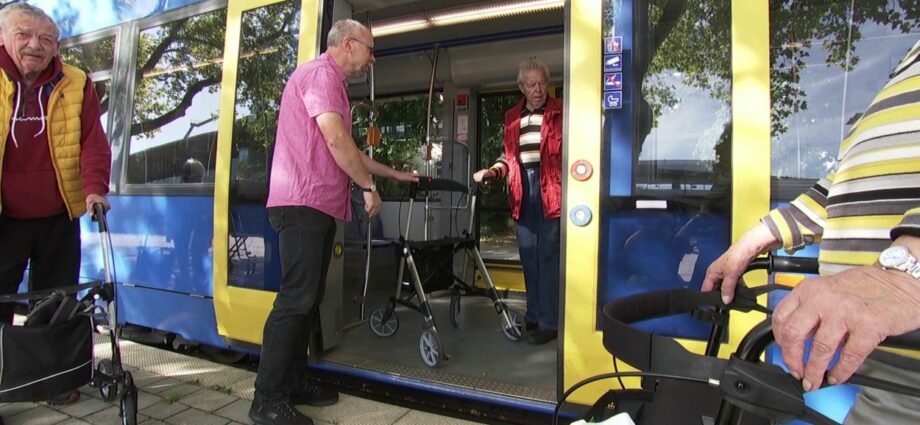 KVG-Training: Mit Rollator und Rollstuhl sicher in Bus und Bahn KVG-Training: Mit Rollator und Rollstuhl sicher in Bus und Bahn