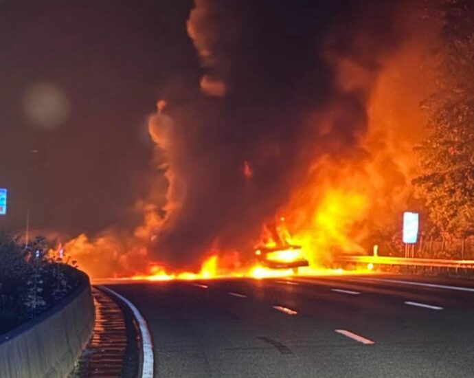 Kleintransporter kracht in LKW – Fahrer kommt bei Brand auf A7 ums Leben