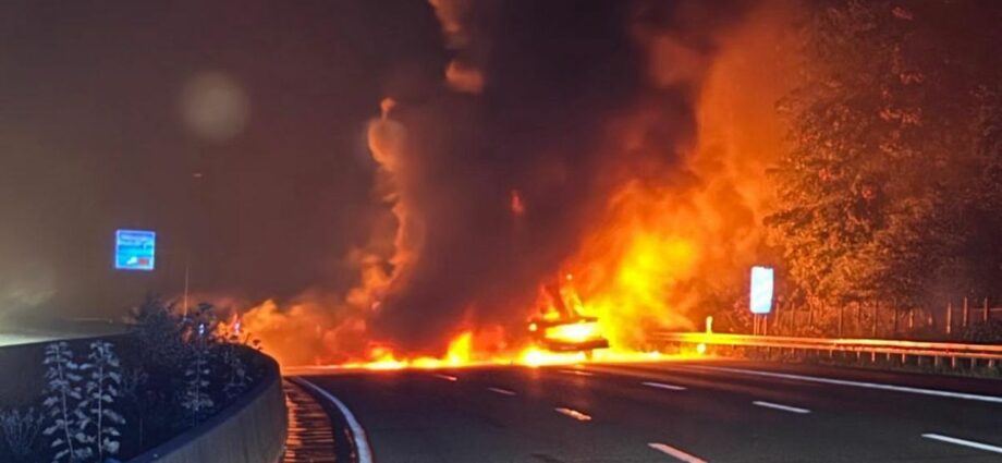 Kleintransporter kracht in LKW – Fahrer kommt bei Brand auf A7 ums Leben