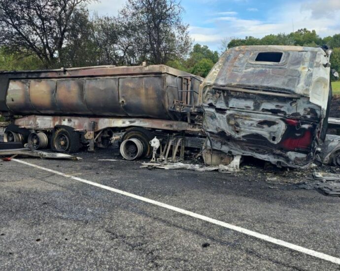 Kettenreaktion auf B27 – LKW und PKW brennen nach Unfall aus