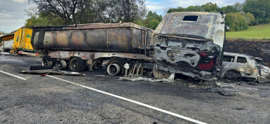Kettenreaktion auf B27 – LKW und PKW brennen nach Unfall aus