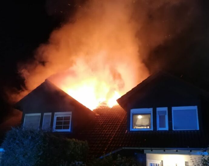 Vellmar: Dachstuhlbrand greift auf Nachbarhaus über