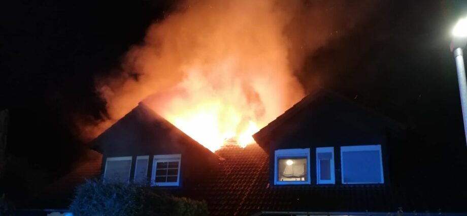 Vellmar: Dachstuhlbrand greift auf Nachbarhaus über