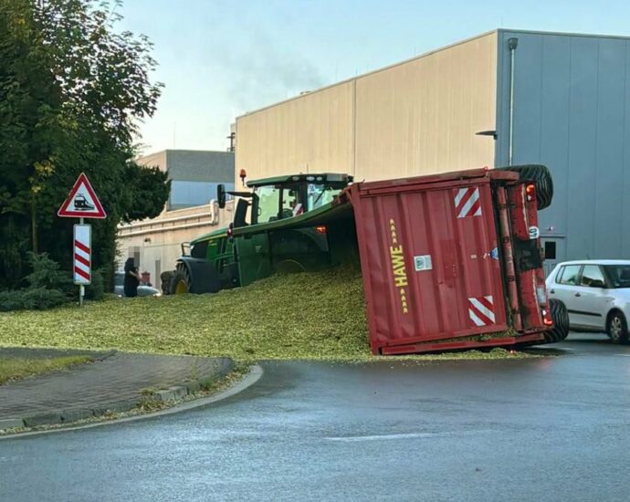 Volkmarsen: Anhänger mit Häckselgut kippt um Volkmarsen: Anhänger mit Häckselgut kippt um