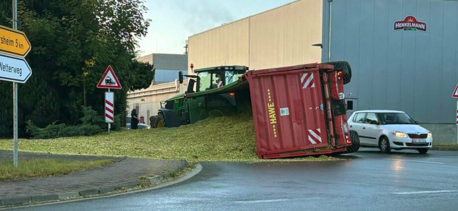 Volkmarsen: Anhänger mit Häckselgut kippt um Volkmarsen: Anhänger mit Häckselgut kippt um