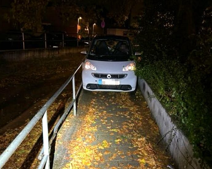 Zu breit für den Fußweg: Feuerwehr befreit Smart samt Fahrer Zu breit für den Fußweg: Feuerwehr befreit Smart samt Fahrer