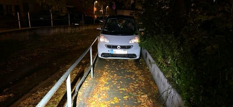 Zu breit für den Fußweg: Feuerwehr befreit Smart samt Fahrer