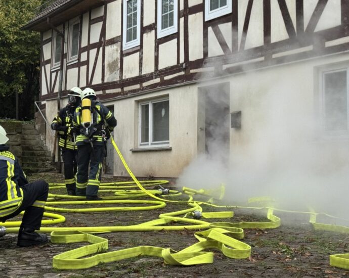 Alarmübung: Wohnhausbrand in Ehringen – Feuerwehren und DRK trainierten den Ernstfall