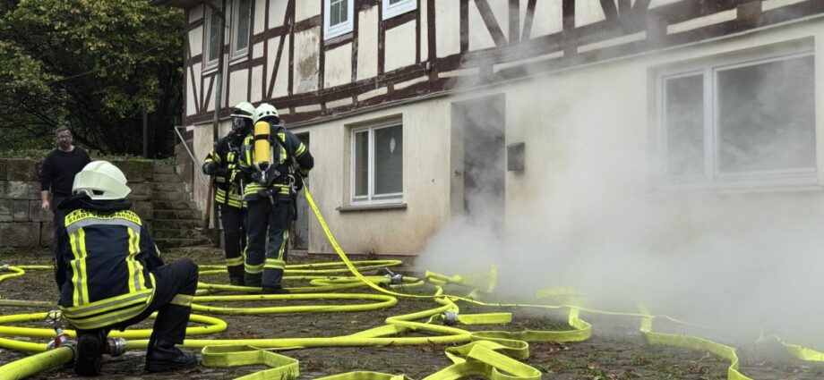 Alarmübung: Wohnhausbrand in Ehringen – Feuerwehren und DRK trainierten den Ernstfall