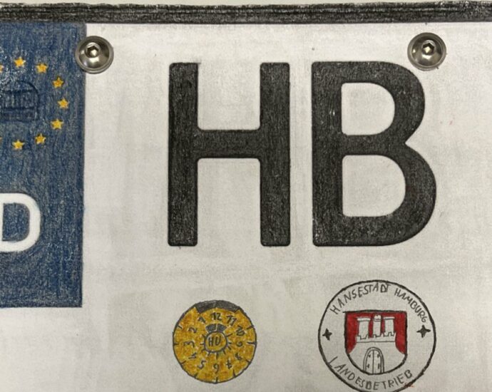 Motorradfahrer malt sich eigenes Kennzeichen Motorradfahrer malt sich eigenes Kennzeichen