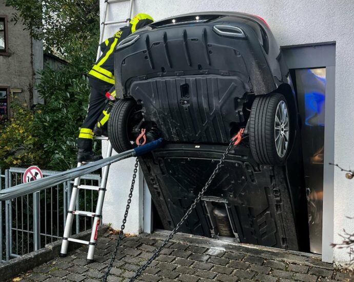 Kurioser Unfall in Frankfurt: Auto stürzt in Aufzugsschacht Kurioser Unfall in Frankfurt: Auto stürzt in Aufzugsschacht