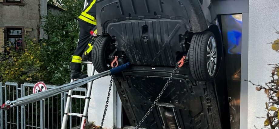 Kurioser Unfall in Frankfurt: Auto stürzt in Aufzugsschacht