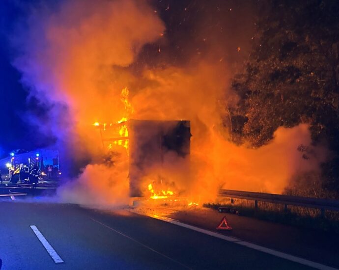 LKW-Auflieger mit 21 Tonnen Arbeitsplatten brannte auf A7 bei Fulda