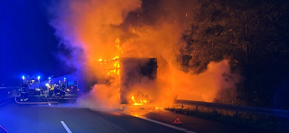 LKW-Auflieger mit 21 Tonnen Arbeitsplatten brannte auf A7 bei Fulda
