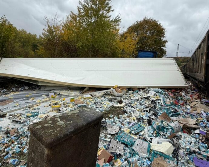 Güterzug erfasst LKW am Bahnübergang in Hedemünden