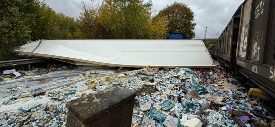 Güterzug erfasst LKW am Bahnübergang in Hedemünden