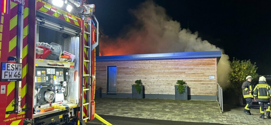 HeLi: Brand in Schreinerei schnell unter Kontrolle – Wohnhaus geschützt