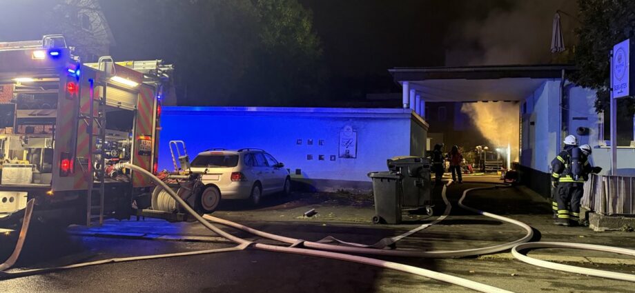 KS: Kellerbrand in der Frankfurter Straße – 17 Bewohner vorübergehend evakuiert